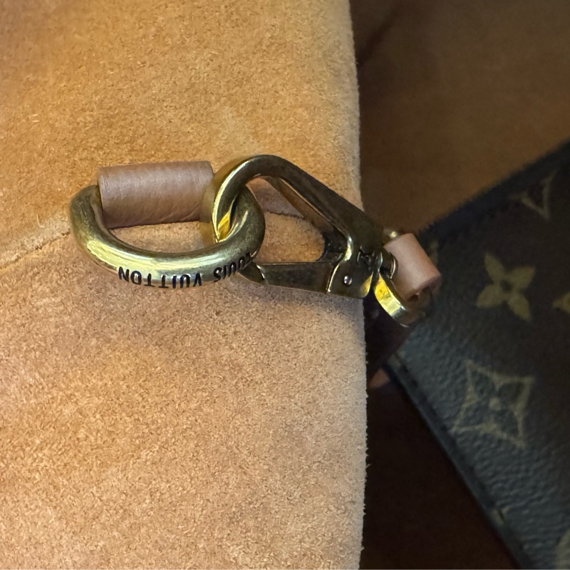 LV M25342棕皮革金鎖頭雙肩包 超時髦-30