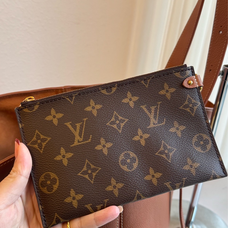 LV M25342棕皮革金鎖頭雙肩包 超時髦-31