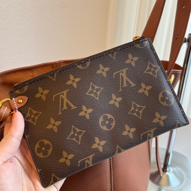 LV M25342棕皮革金鎖頭雙肩包 超時髦-32