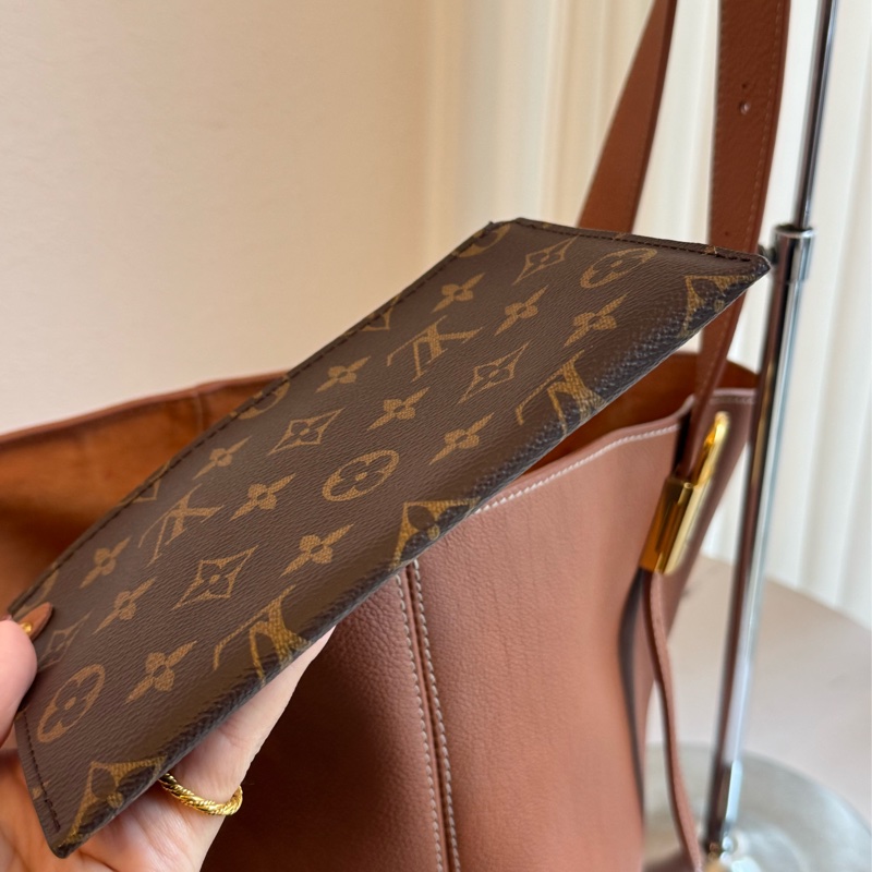 LV M25342棕皮革金鎖頭雙肩包 超時髦-33