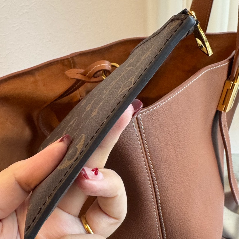 LV M25342棕皮革金鎖頭雙肩包 超時髦-34