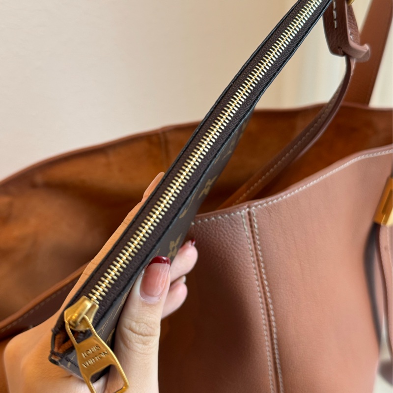 LV M25342棕皮革金鎖頭雙肩包 超時髦-35