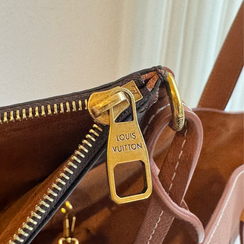 LV M25342棕皮革金鎖頭雙肩包 超時髦-37