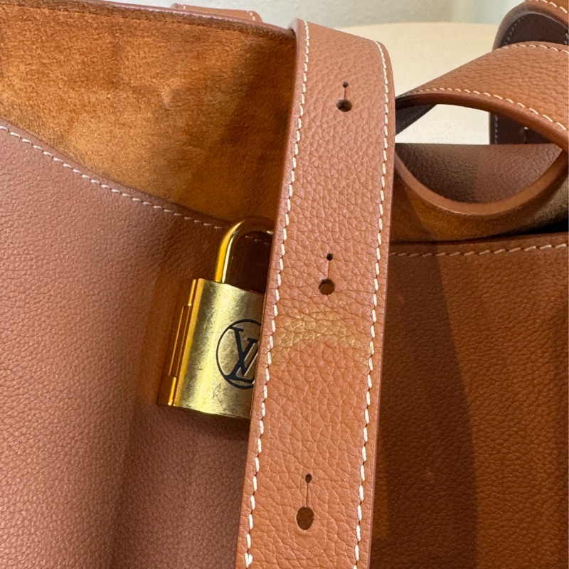 LV M25342棕皮革金鎖頭雙肩包 超時髦-38