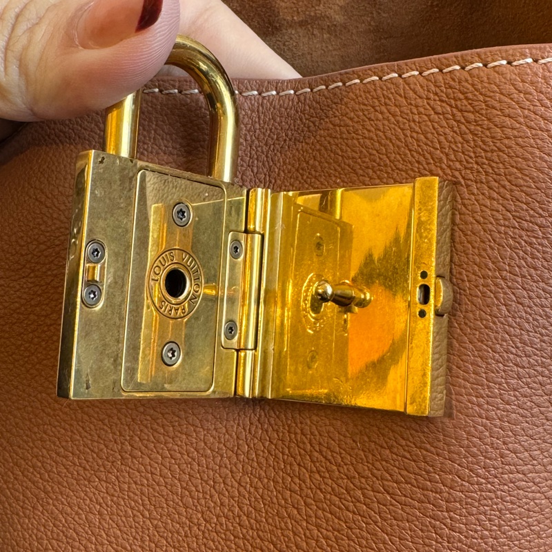 LV M25342棕皮革金鎖頭雙肩包 超時髦-39