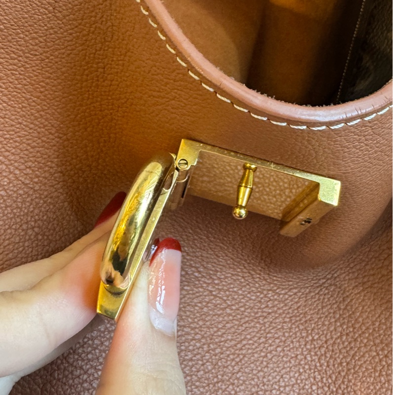 LV M25342棕皮革金鎖頭雙肩包 超時髦-40