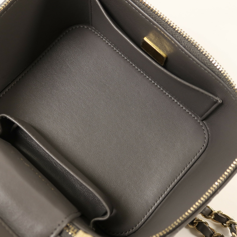 CHANEL 羊皮皮革Vanity Case金扣鏈帶手挽肩背兩用袋-5