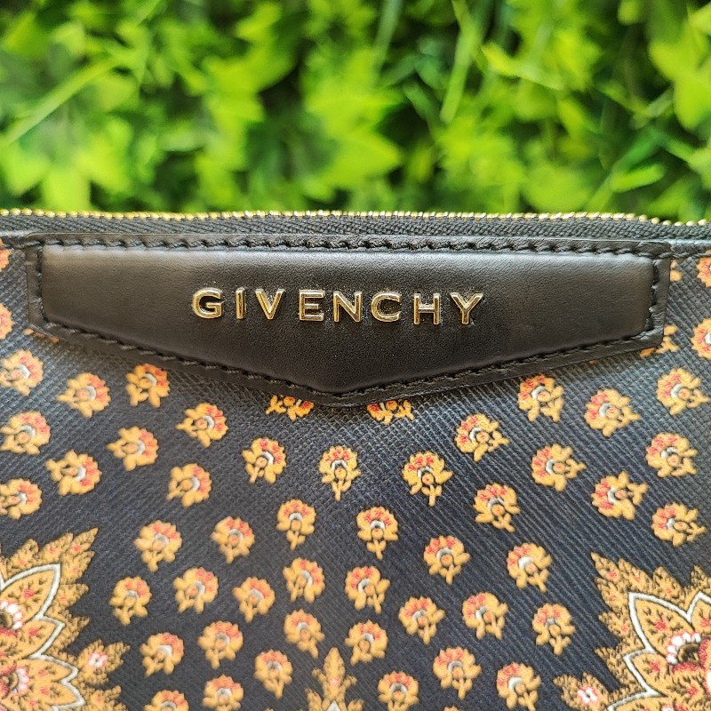 Givenchy Antigona Clutch-13