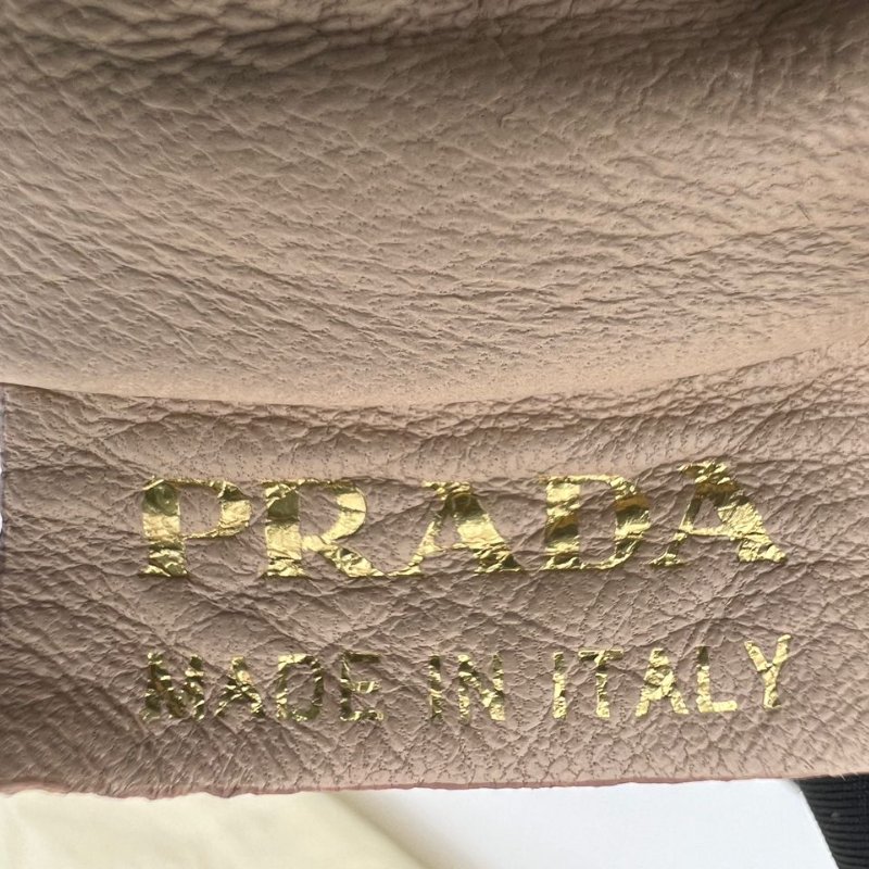 Prada 蟒蛇皮掀蓋手拿包-1