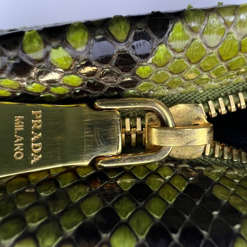 Prada 蟒蛇皮掀蓋手拿包-17