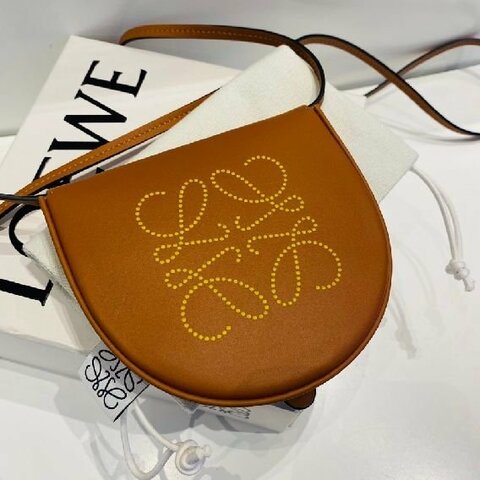 LOEWE Heel 小型 柔軟小牛皮馬鞍型斜背包