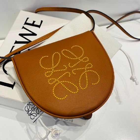 LOEWE Heel 小型 柔軟小牛皮馬鞍型斜背包-0