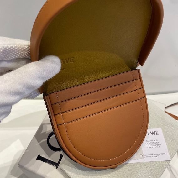 LOEWE Heel 小型 柔軟小牛皮馬鞍型斜背包-1