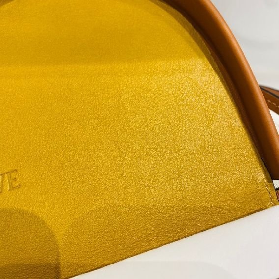 LOEWE Heel 小型 柔軟小牛皮馬鞍型斜背包-3