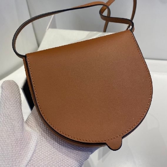 LOEWE Heel 小型 柔軟小牛皮馬鞍型斜背包-4