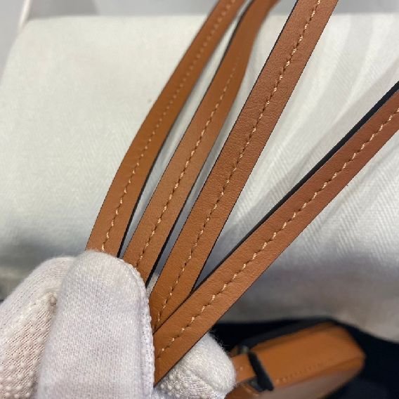 LOEWE Heel 小型 柔軟小牛皮馬鞍型斜背包-6