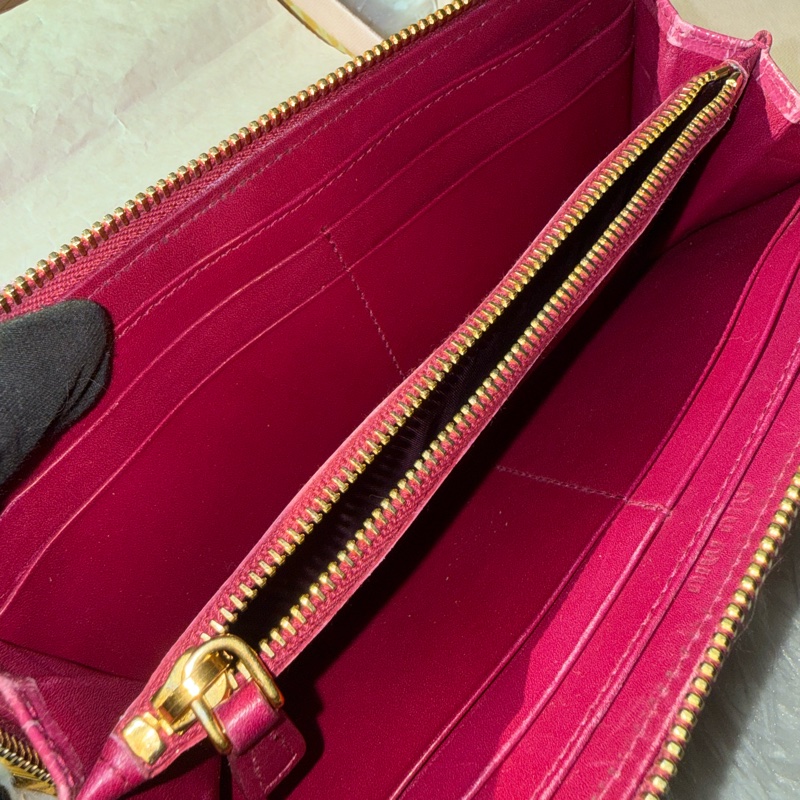 🌸Miu Miu 粉紅色 莓紅色/鱷魚壓紋長款拉鍊錢包-24