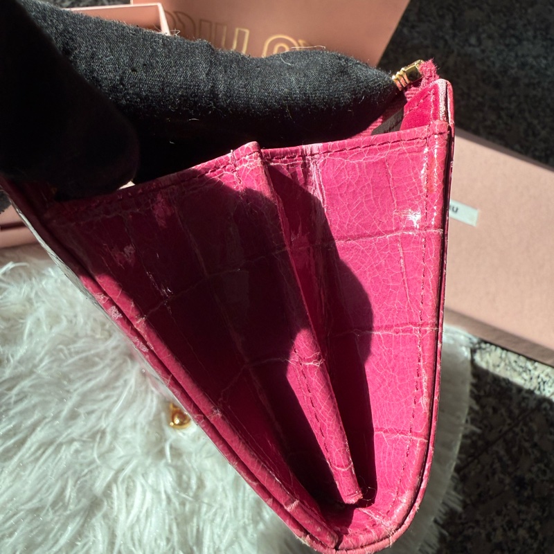 🌸Miu Miu 粉紅色 莓紅色/鱷魚壓紋長款拉鍊錢包-35