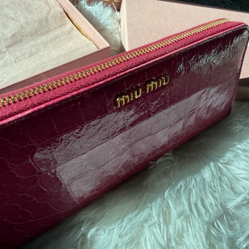 🌸Miu Miu 粉紅色 莓紅色/鱷魚壓紋長款拉鍊錢包-44