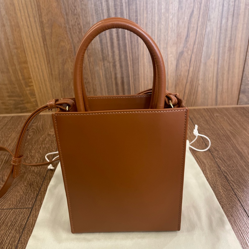 LOEWE A5 立體LOGO小牛皮手提肩背兩用包（棕色）-0