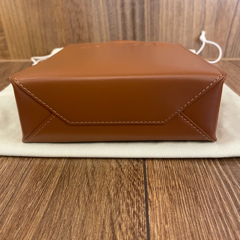 LOEWE A5 立體LOGO小牛皮手提肩背兩用包（棕色）-3