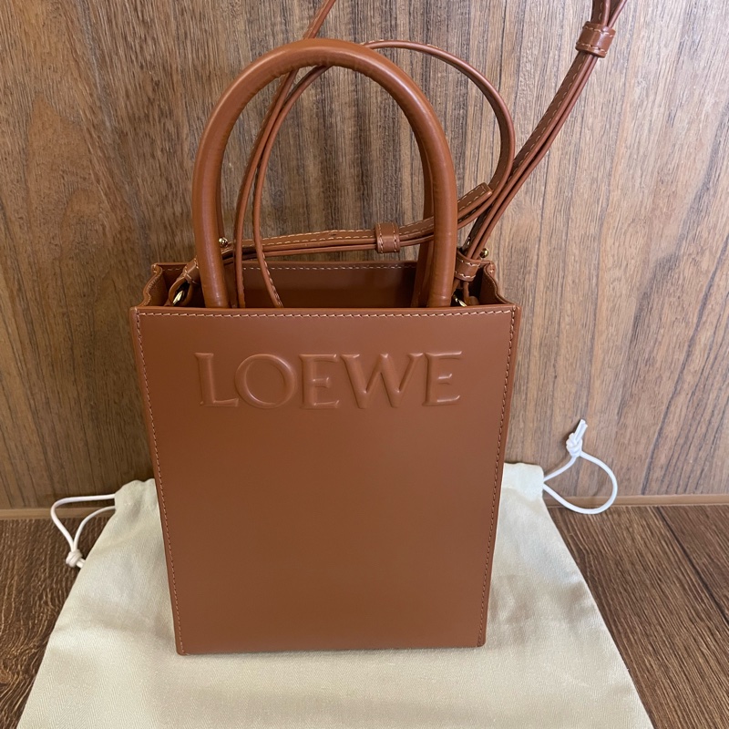 LOEWE A5 立體LOGO小牛皮手提肩背兩用包（棕色）-6