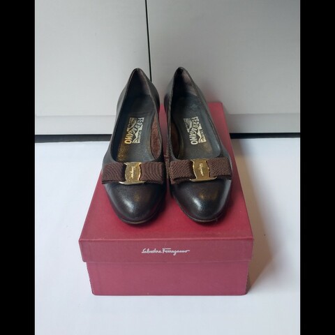 Ferragamo 深咖皮蝴蝶結釦厚跟女鞋