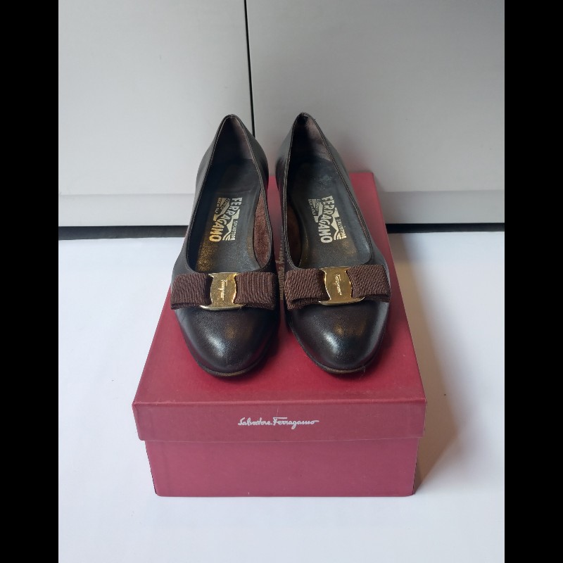 Ferragamo 深咖皮蝴蝶結釦厚跟女鞋-0