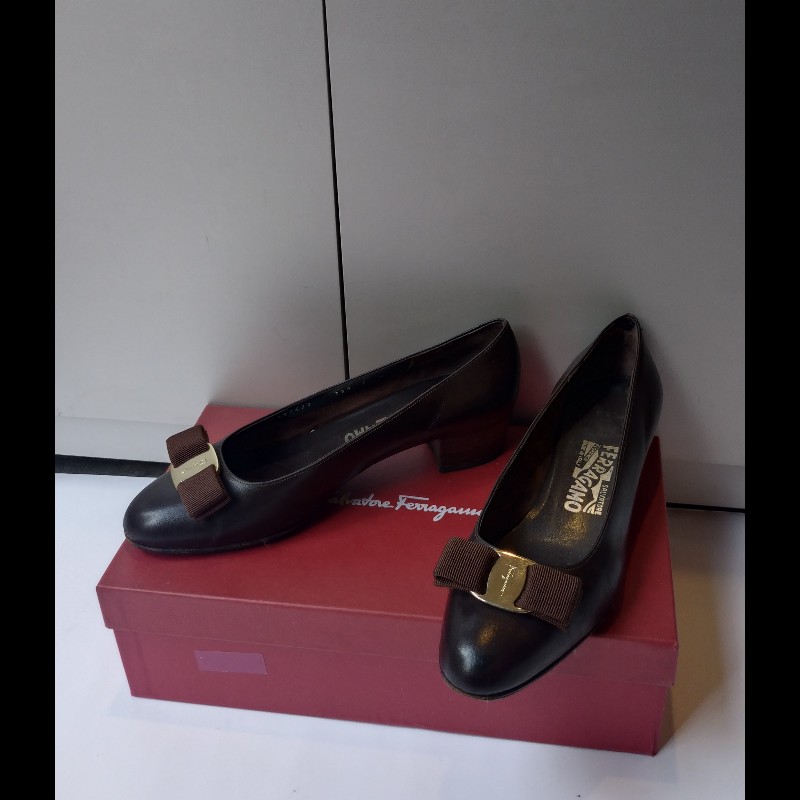 Ferragamo 深咖皮蝴蝶結釦厚跟女鞋-1