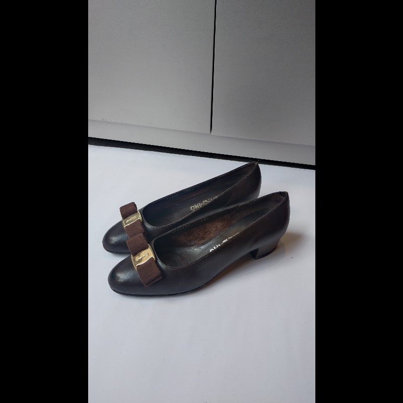 Ferragamo 深咖皮蝴蝶結釦厚跟女鞋-2