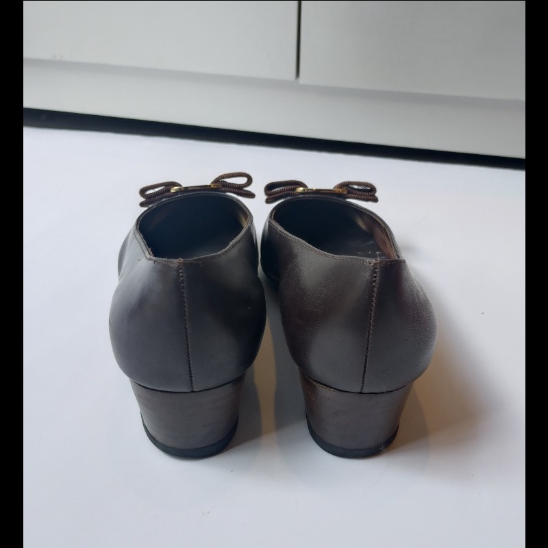 Ferragamo 深咖皮蝴蝶結釦厚跟女鞋-3