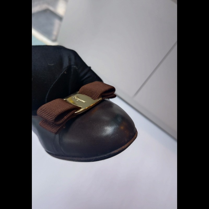 Ferragamo 深咖皮蝴蝶結釦厚跟女鞋-6