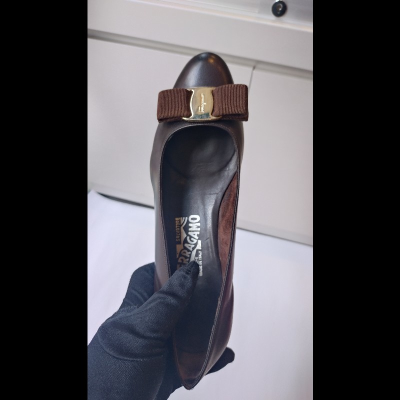 Ferragamo 深咖皮蝴蝶結釦厚跟女鞋-9
