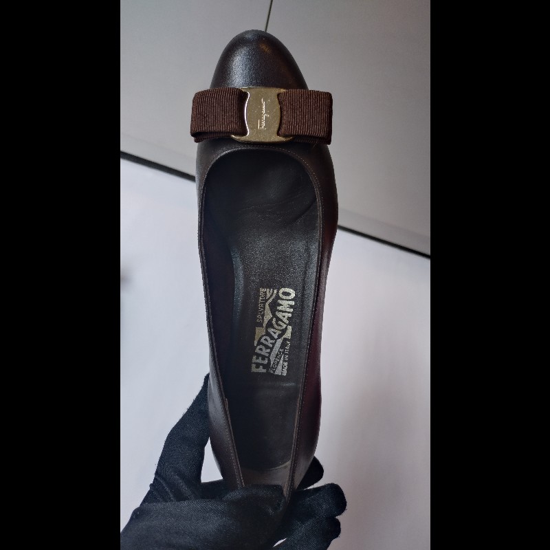 Ferragamo 深咖皮蝴蝶結釦厚跟女鞋-12