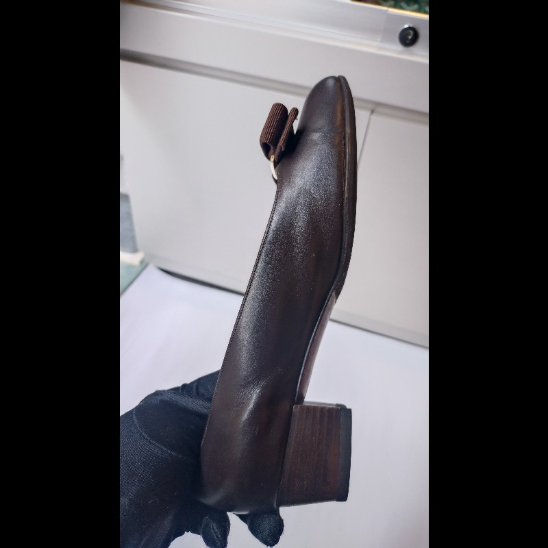 Ferragamo 深咖皮蝴蝶結釦厚跟女鞋-17
