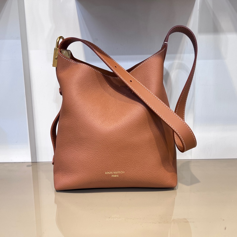 LV琥珀色牛皮Low Key Hobo PM 金釦肩背包-0