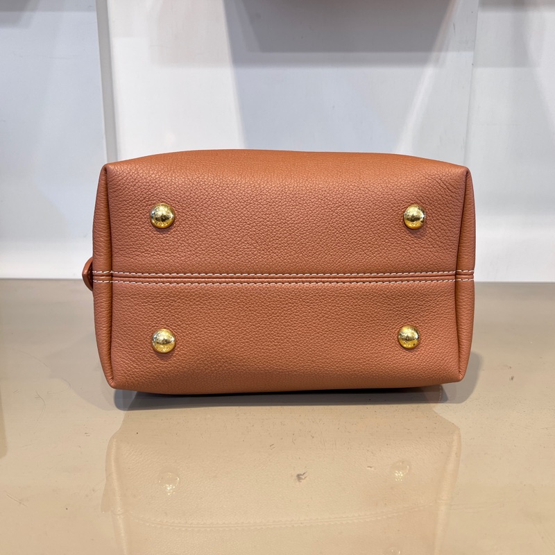 LV琥珀色牛皮Low Key Hobo PM 金釦肩背包-2