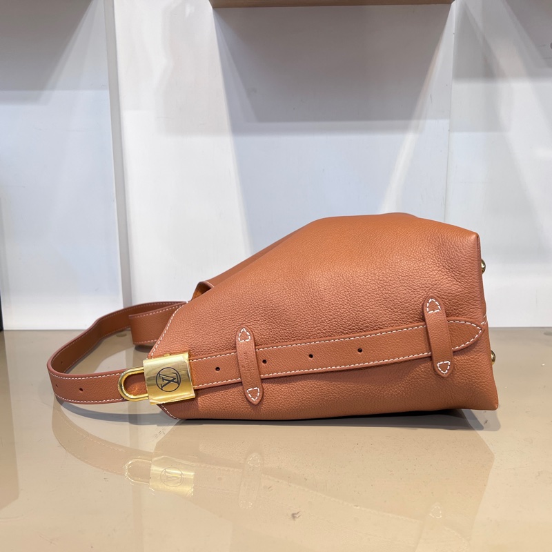 LV琥珀色牛皮Low Key Hobo PM 金釦肩背包-4