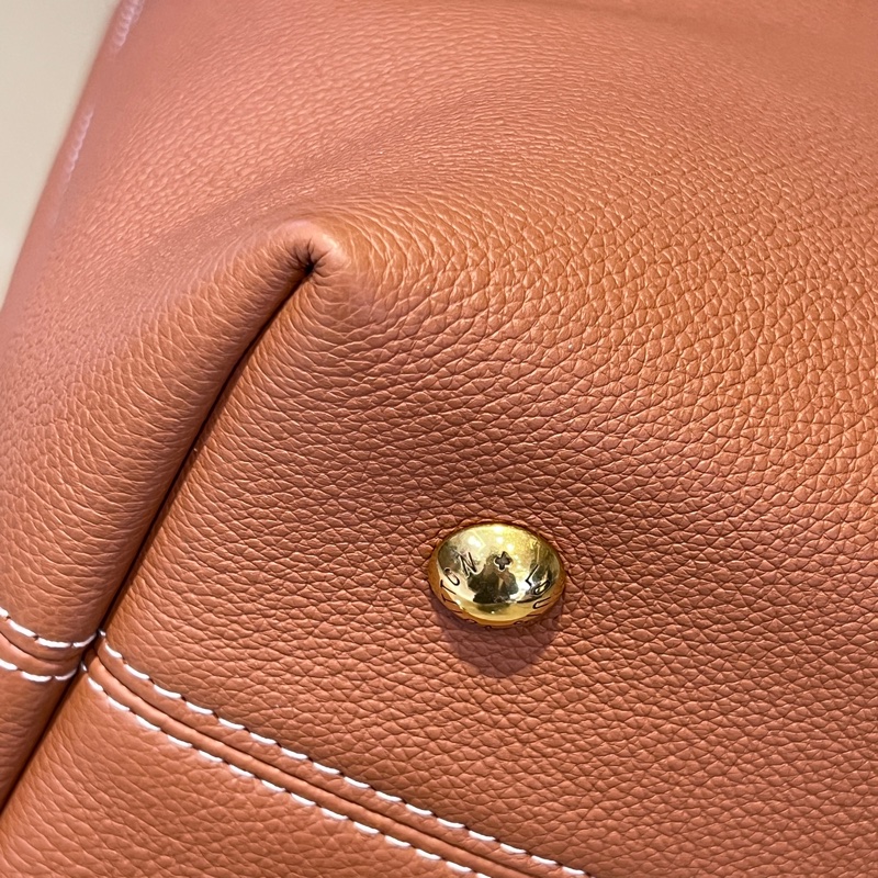 LV琥珀色牛皮Low Key Hobo PM 金釦肩背包-6