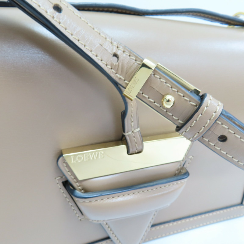 棕色 牛皮 Barcelona Midum 肩背包【LOEWE 羅威】 302.74XM15-13