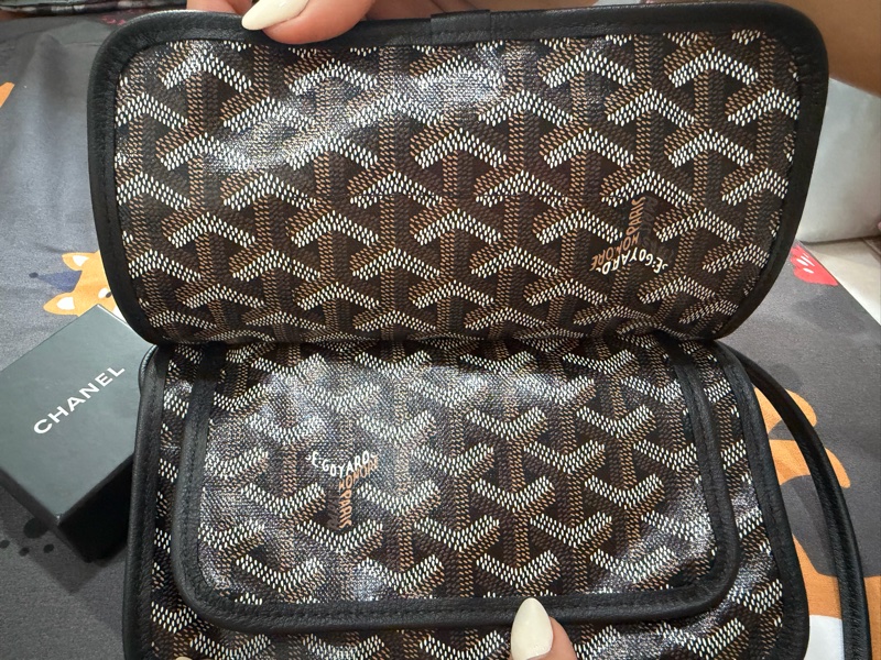 GOYARD 高雅德 Plumet Pocket 翻蓋斜背信封包-1