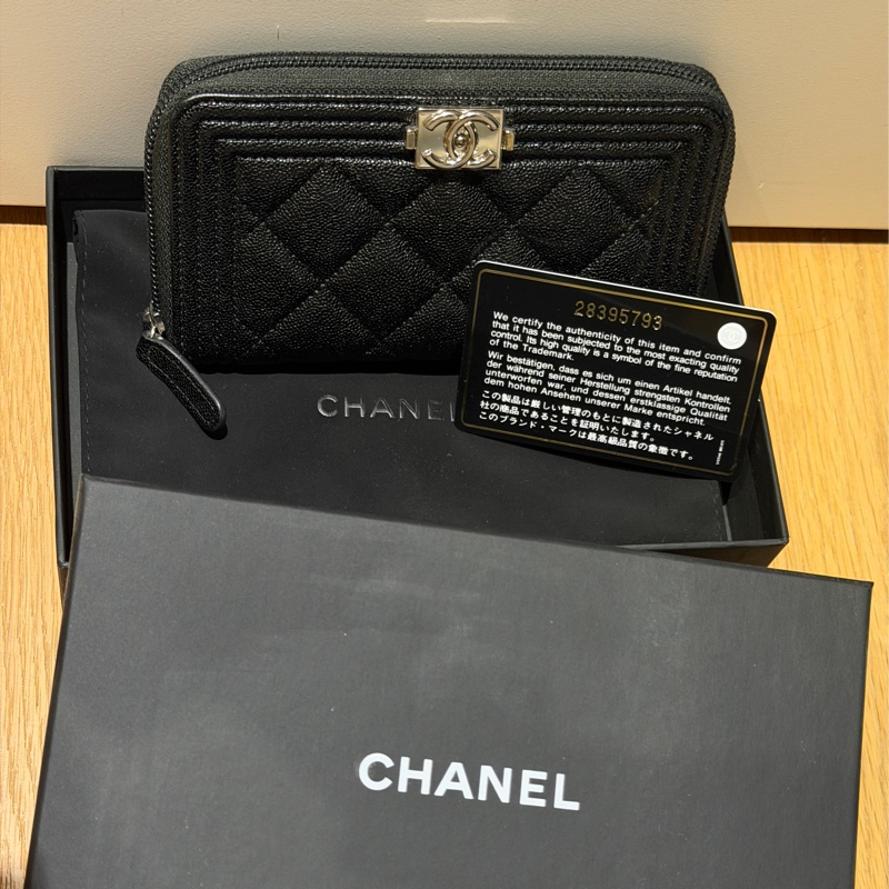 Chanel 銀色le boy 荔枝皮拉鍊短夾-0