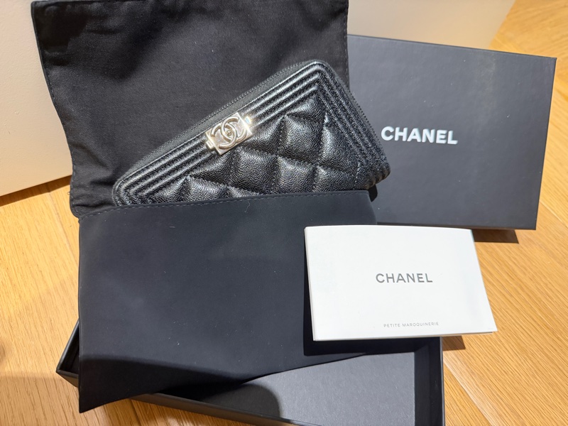 Chanel 銀色le boy 荔枝皮拉鍊短夾-1