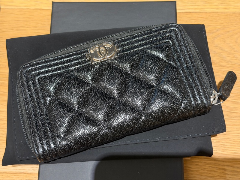 Chanel 銀色le boy 荔枝皮拉鍊短夾-2