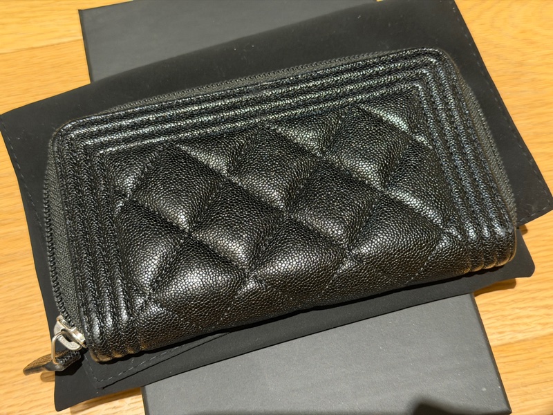 Chanel 銀色le boy 荔枝皮拉鍊短夾-3