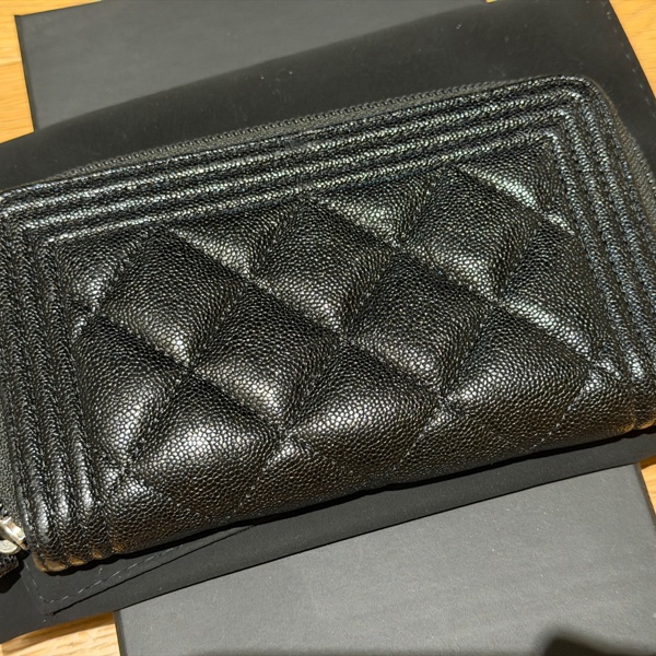 Chanel 銀色le boy 荔枝皮拉鍊短夾-6