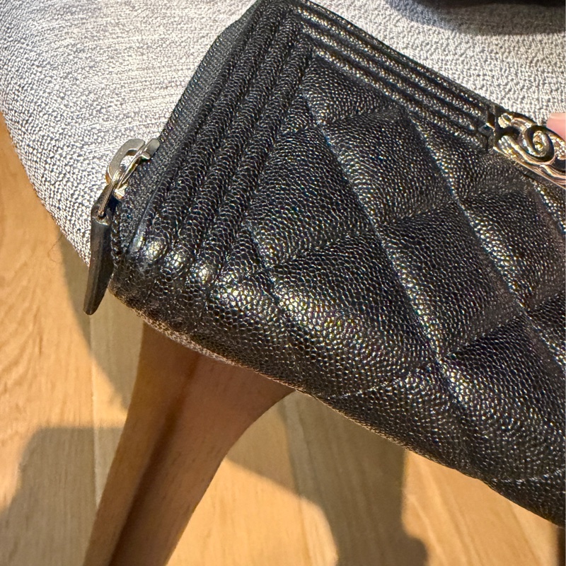 Chanel 銀色le boy 荔枝皮拉鍊短夾-11