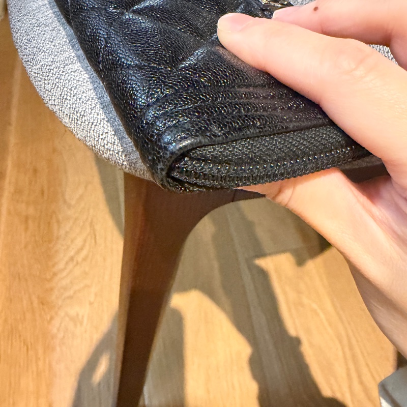 Chanel 銀色le boy 荔枝皮拉鍊短夾-12