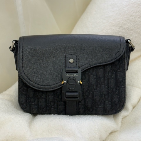 Dior 黑花郵差包