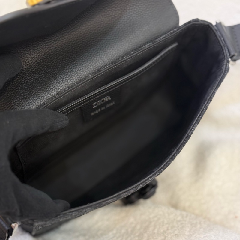 Dior 黑花郵差包-12